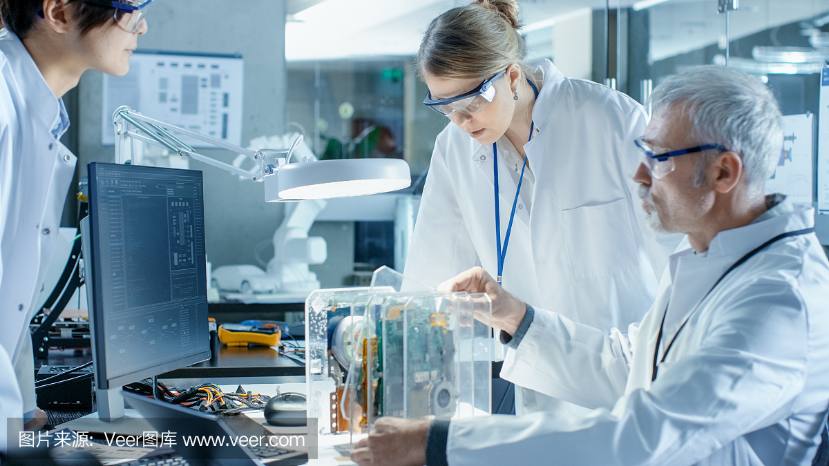 科學家團隊選擇印刷電路板與工作。在背景技術先進的科研中心。